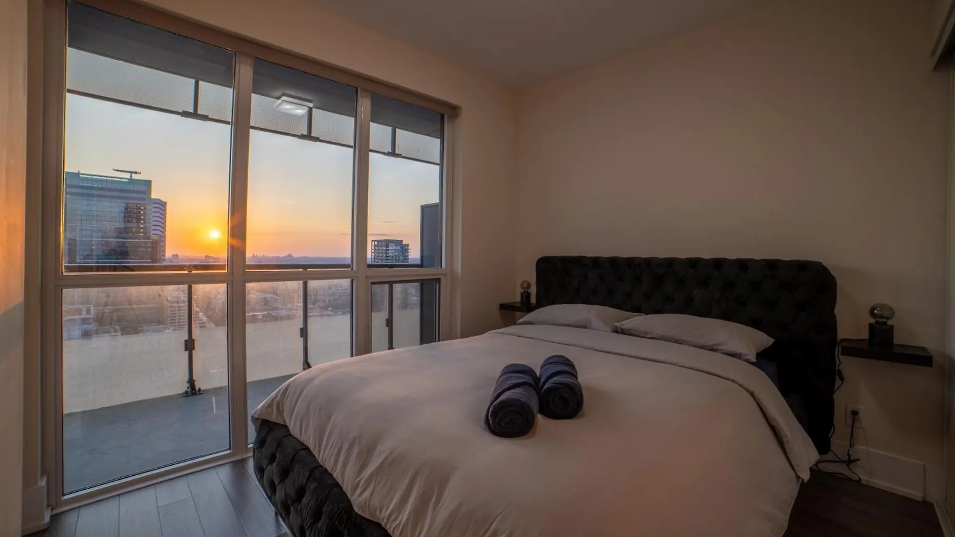 Luxury Condo W/Mesmerizing Sunset Views & Free Parking Toronto