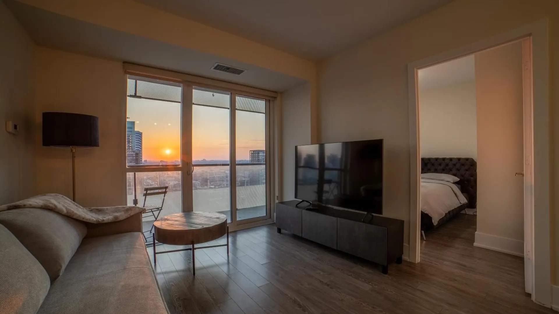 Apartment Luxury Condo W/Mesmerizing Sunset Views & Free Parking Toronto
